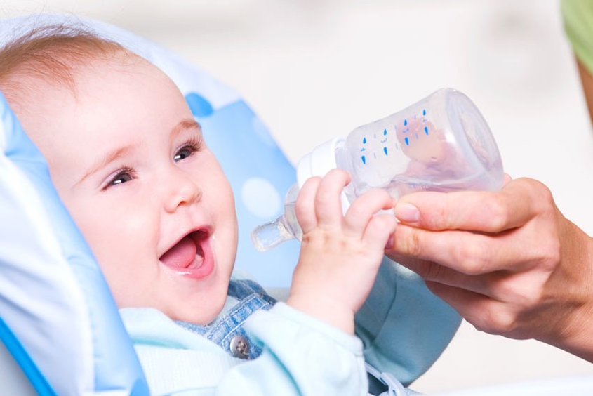 Вода для новорожденных отзывы. Лить воду ребенок. Допаивание ребенка водой. Дети грудного возраста. Ребенок пьет воду.
