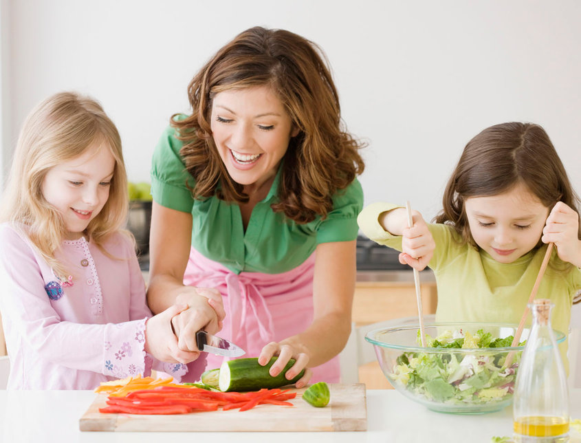 Мама готовит с ребенком. Дети помогают родителям. Готовим вместе с детьми. Ребенок помогает маме. Готовка с детьми.