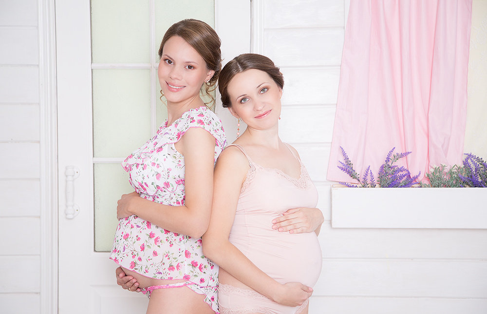 Мать и дочку вместе. Мама и дочь одновременно забеременели.
